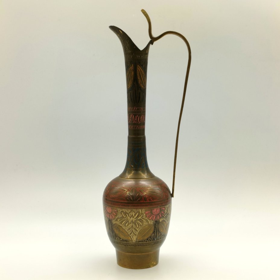 Кувшин, декорированный растительным узором в восточном стиле, латунь, гравировка, роспись, Индия, 1970-1990 гг.