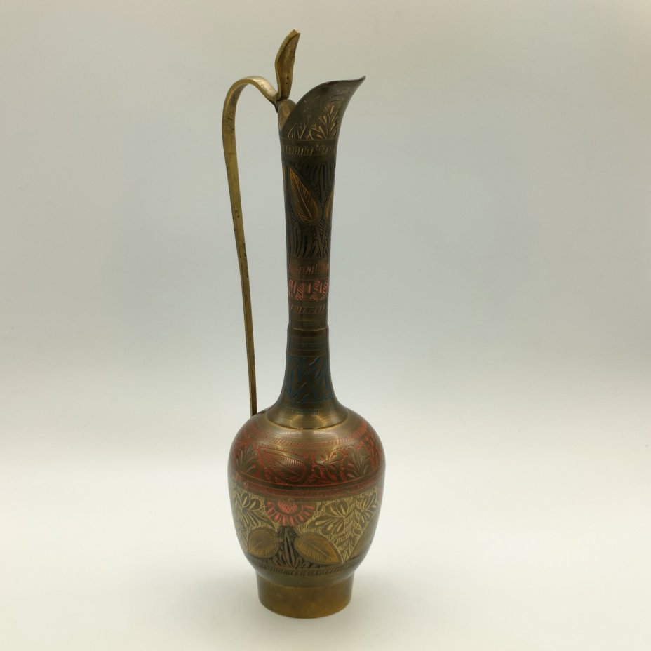 Кувшин, декорированный растительным узором в восточном стиле