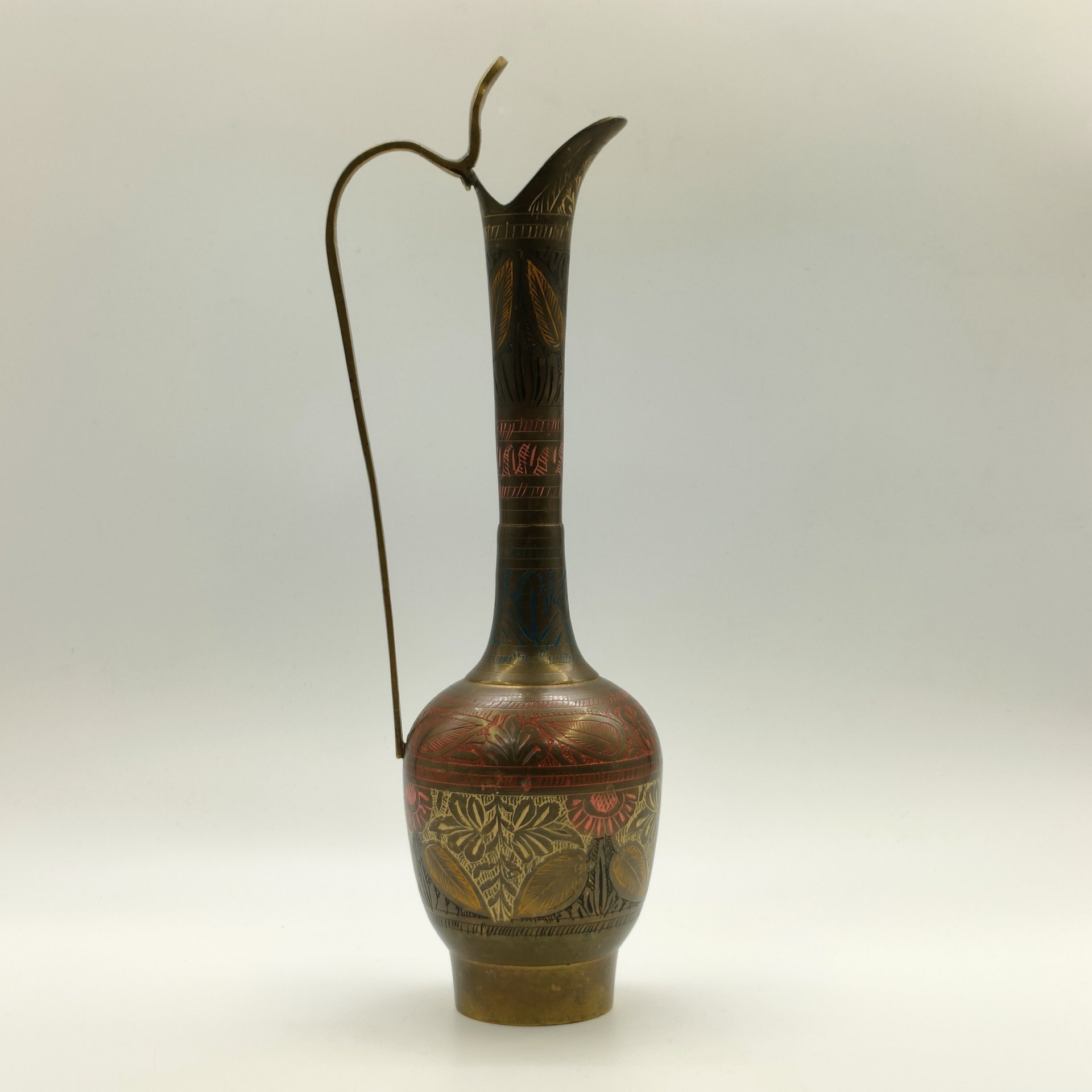 Кувшин, декорированный растительным узором в восточном стиле, латунь, гравировка, роспись, Индия, 1970-1990 гг.