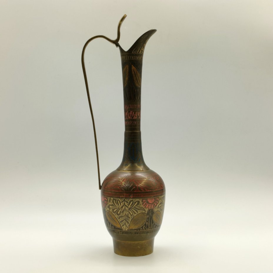 Кувшин, декорированный растительным узором в восточном стиле