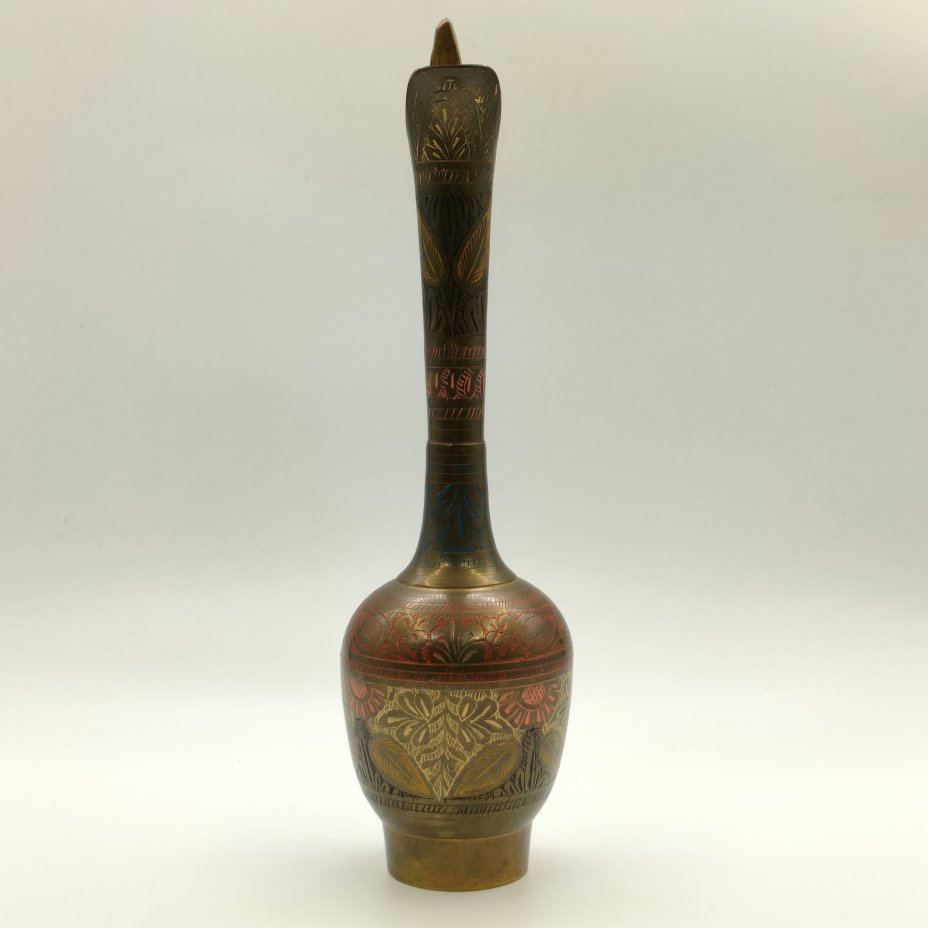 Кувшин, декорированный растительным узором в восточном стиле