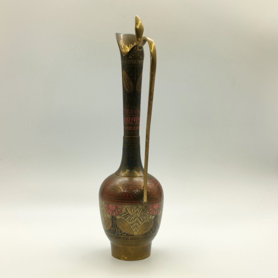 Кувшин, декорированный растительным узором в восточном стиле