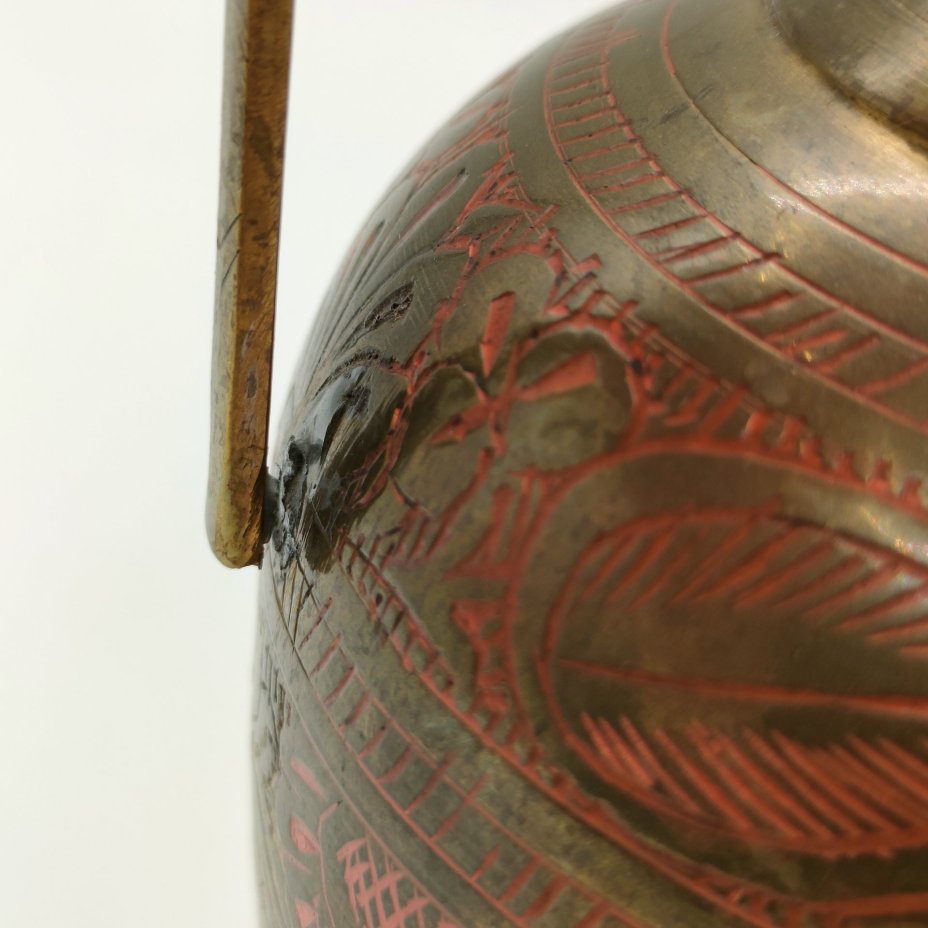 Кувшин, декорированный растительным узором в восточном стиле