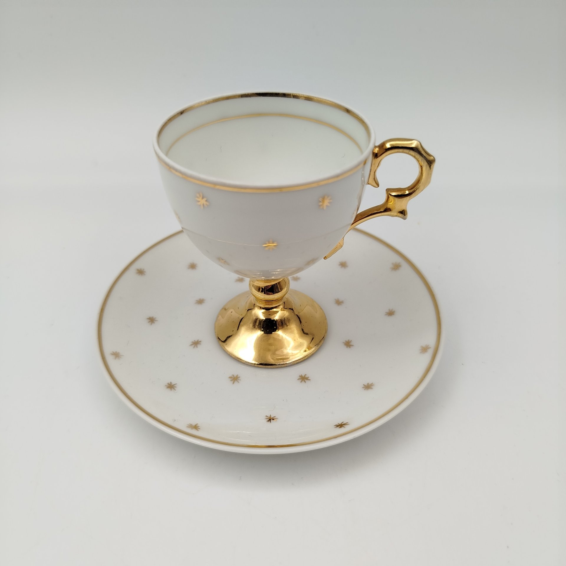 Чашка кофейная на ножке, украшенная золотистыми звездами, фарфор, золочение, Limoges, Франция, 1930-1950 гг.