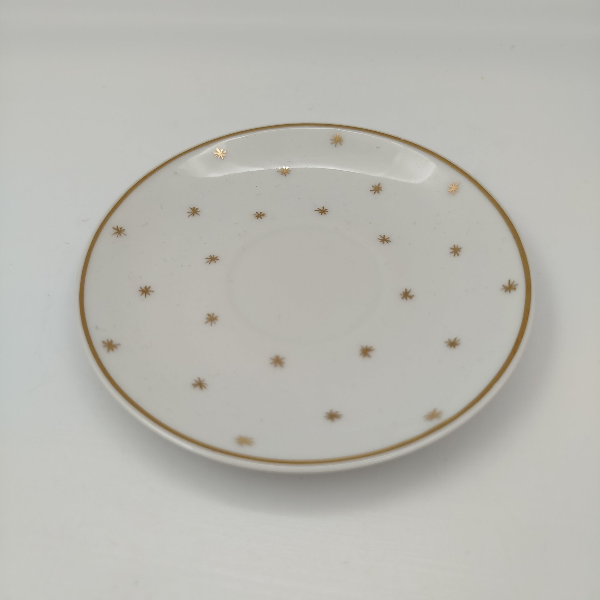 Чашка кофейная на ножке, украшенная золотистыми звездами, фарфор, золочение, Limoges, Франция, 1930-1950 гг.