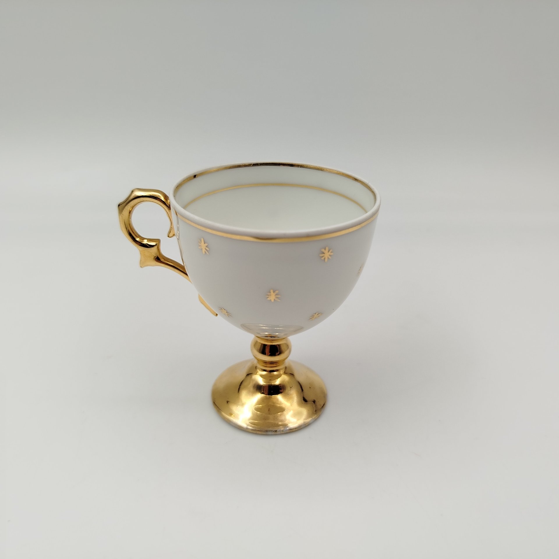Чашка кофейная на ножке, украшенная золотистыми звездами, фарфор, золочение, Limoges, Франция, 1930-1950 гг.