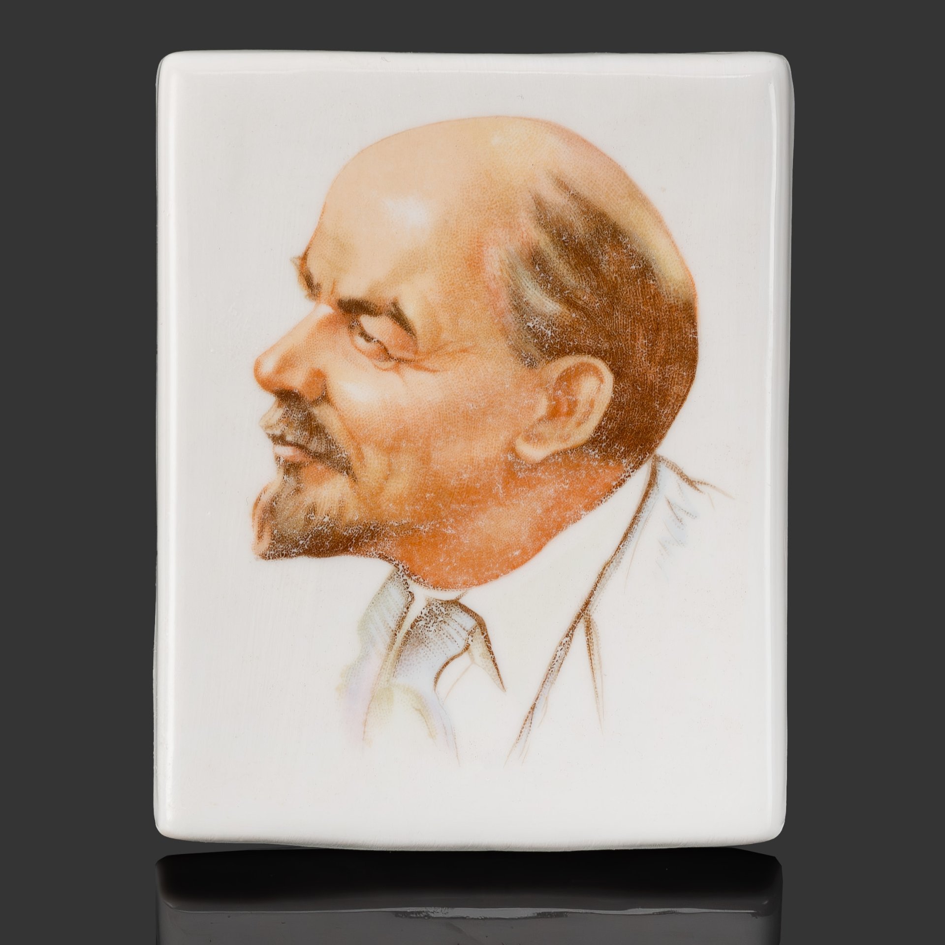 Настольное украшение (плакетка) "В.И. Ленин", фарфор, деколь, Дулевский фарфоровый завод (Дулёво), СССР, 1968-1991 гг.