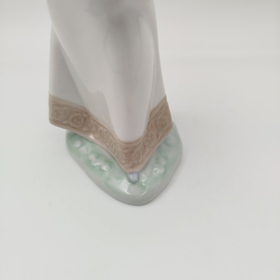 Статуэтка "Девочка с цыплятами", фарфор, роспись, NAO Porcelain, Испания, 1988-2000 гг.