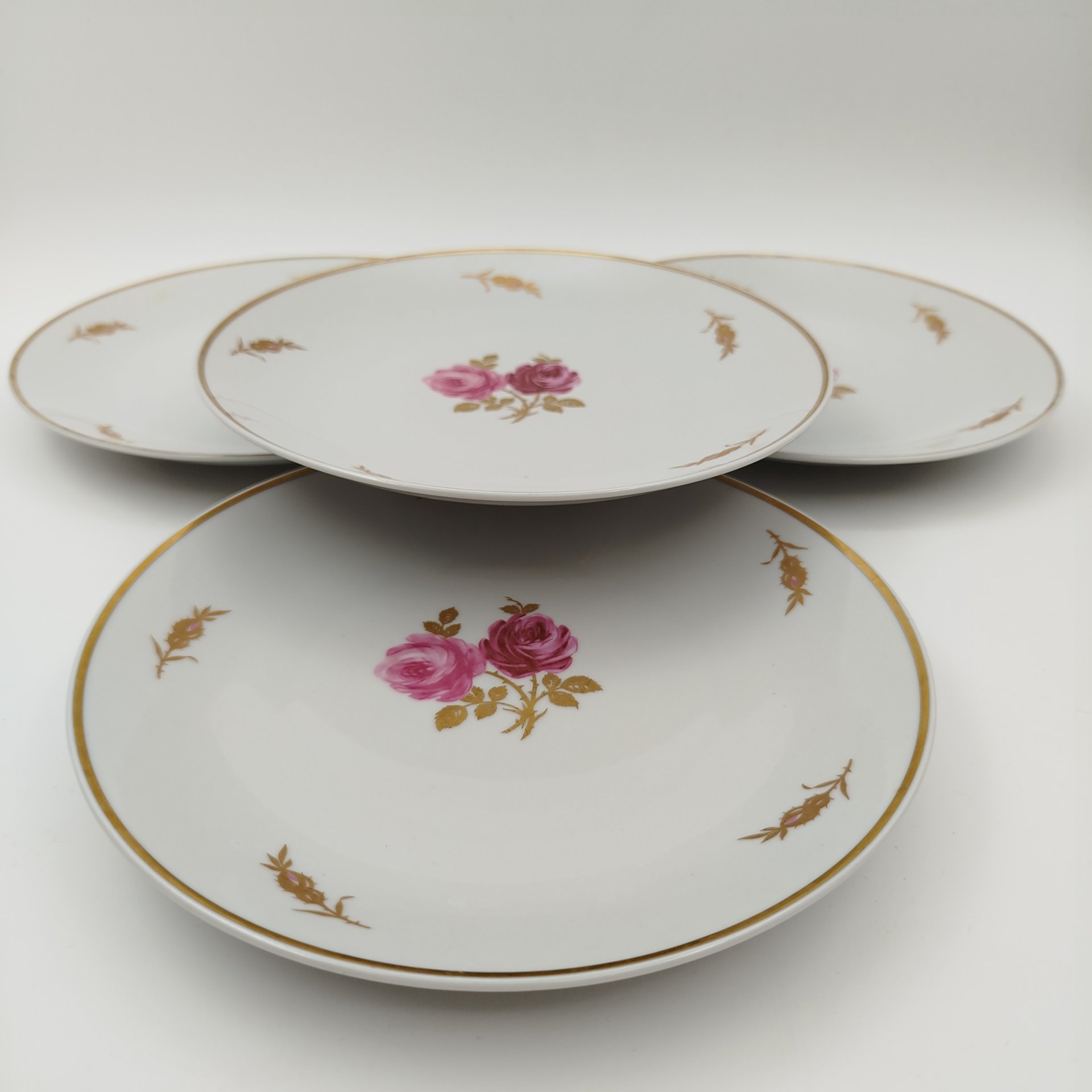 Набор из 4-х десертных тарелок, украшенных изображением розы, фарфор, деколь, золочение, Lichte Porzellan (Лихте), ГДР, 1966-1985 гг.