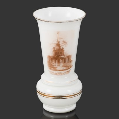 Ваза "ВСХВ" с изображением Павильона № 1 «Центрального», построенного по проекту архитекторов Ю. Щуко, Е. Столярова, молочное стекло, фотодеколь, золочение, СССР, 1954-1960 гг.