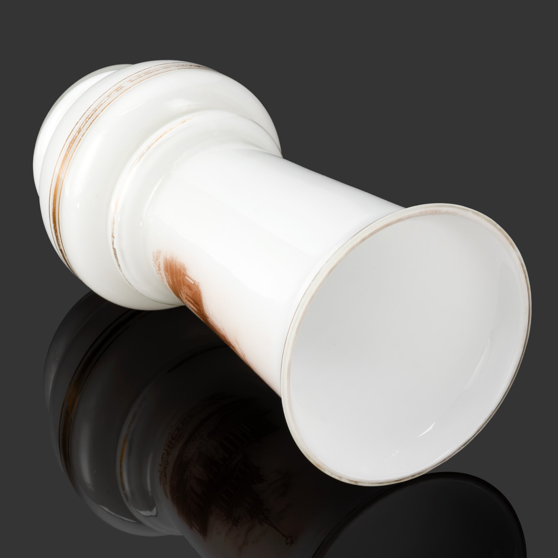 Ваза "ВСХВ" с изображением Павильона № 1 «Центрального», построенного по проекту архитекторов Ю. Щуко, Е. Столярова, молочное стекло, фотодеколь, золочение, СССР, 1954-1960 гг.