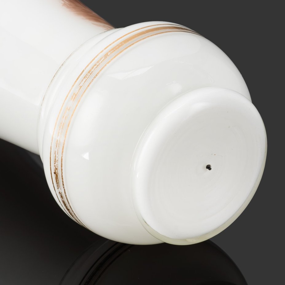 Ваза "ВСХВ" с изображением Павильона № 1 «Центрального», построенного по проекту архитекторов Ю. Щуко, Е. Столярова, молочное стекло, фотодеколь, золочение