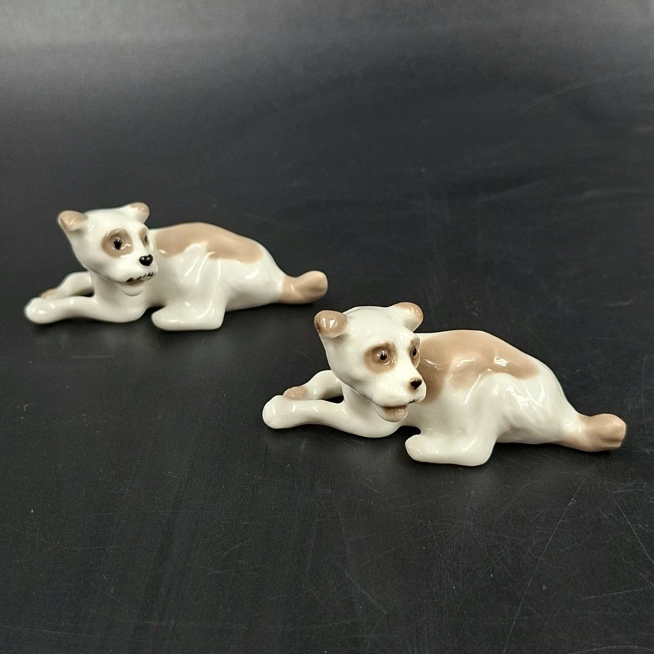 Пара миниатюрных статуэток "Дворняжки", скульптор Н.Е. Муратов, фарфор, роспись, Ленинградский фарфоровый завод (ЛФЗ), СССР, 1970-1990 гг.