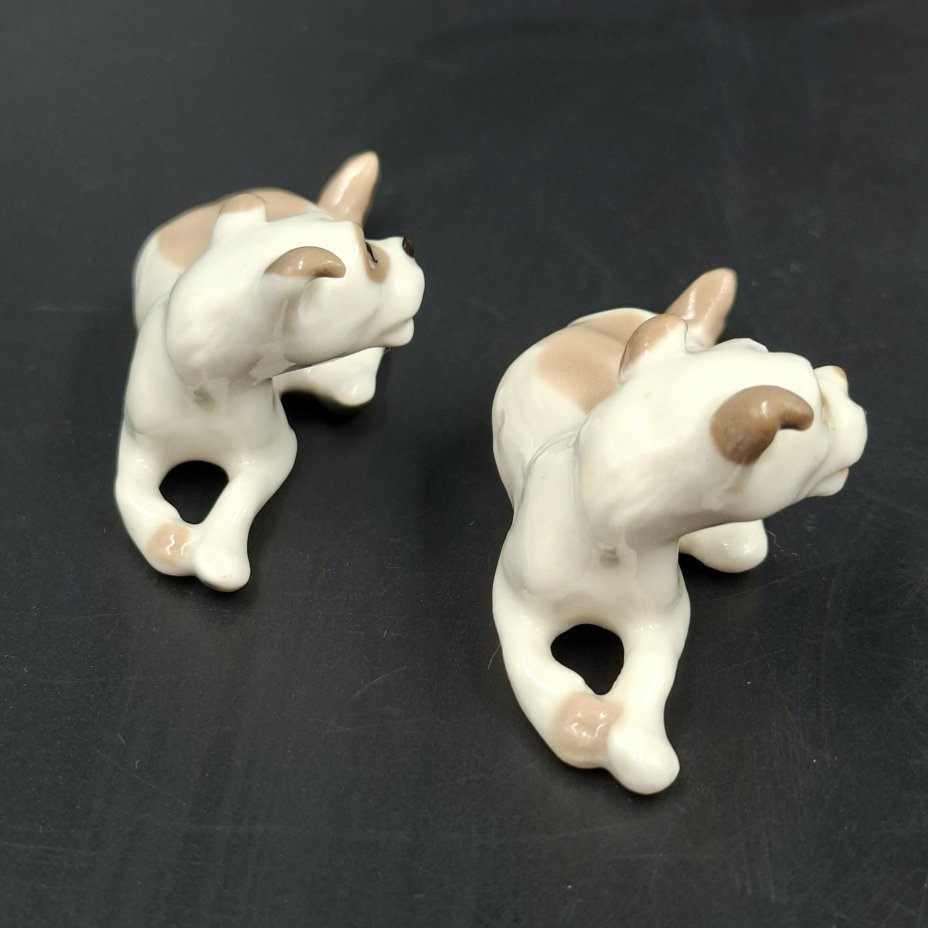 Пара миниатюрных статуэток "Дворняжки", скульптор Н.Е. Муратов, фарфор, роспись, Ленинградский фарфоровый завод (ЛФЗ), СССР, 1970-1990 гг.