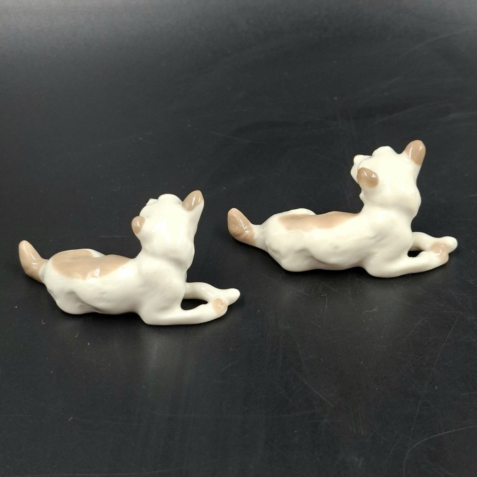 Пара миниатюрных статуэток "Дворняжки", скульптор Н.Е. Муратов, фарфор, роспись, Ленинградский фарфоровый завод (ЛФЗ), СССР, 1970-1990 гг.