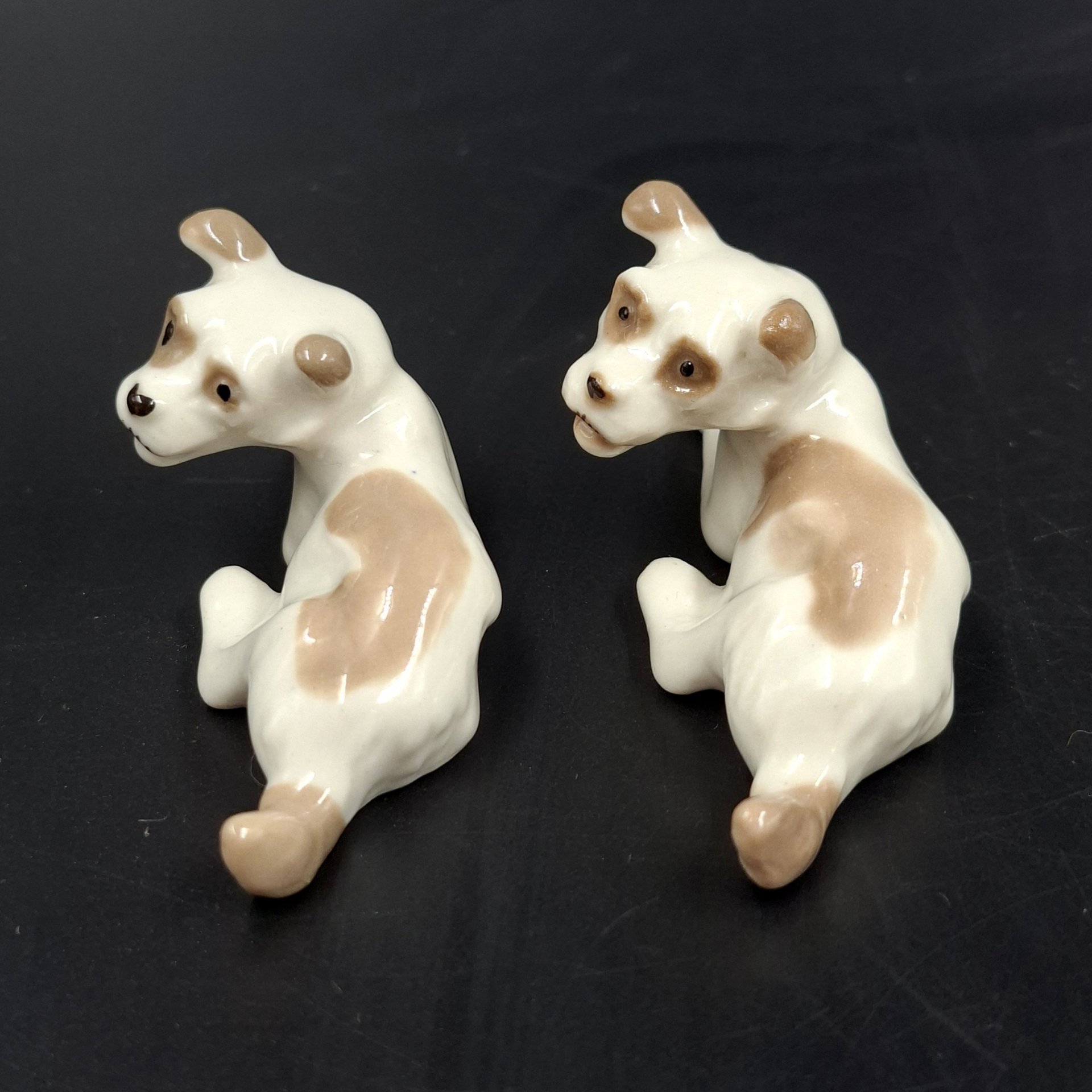 Пара миниатюрных статуэток "Дворняжки", скульптор Н.Е. Муратов, фарфор, роспись, Ленинградский фарфоровый завод (ЛФЗ), СССР, 1970-1990 гг.