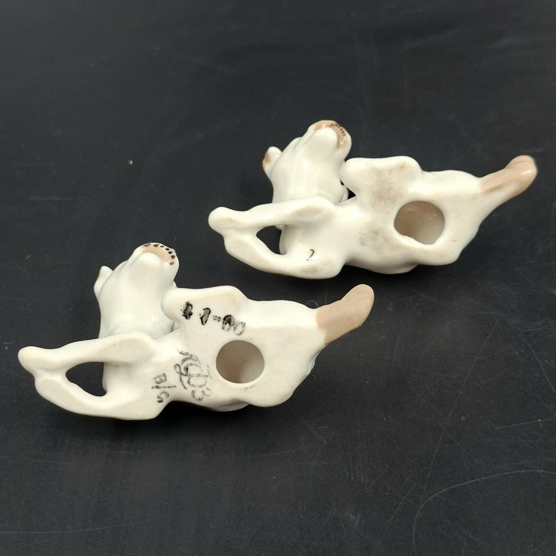 Пара миниатюрных статуэток "Дворняжки", скульптор Н.Е. Муратов, фарфор, роспись, Ленинградский фарфоровый завод (ЛФЗ), СССР, 1970-1990 гг.