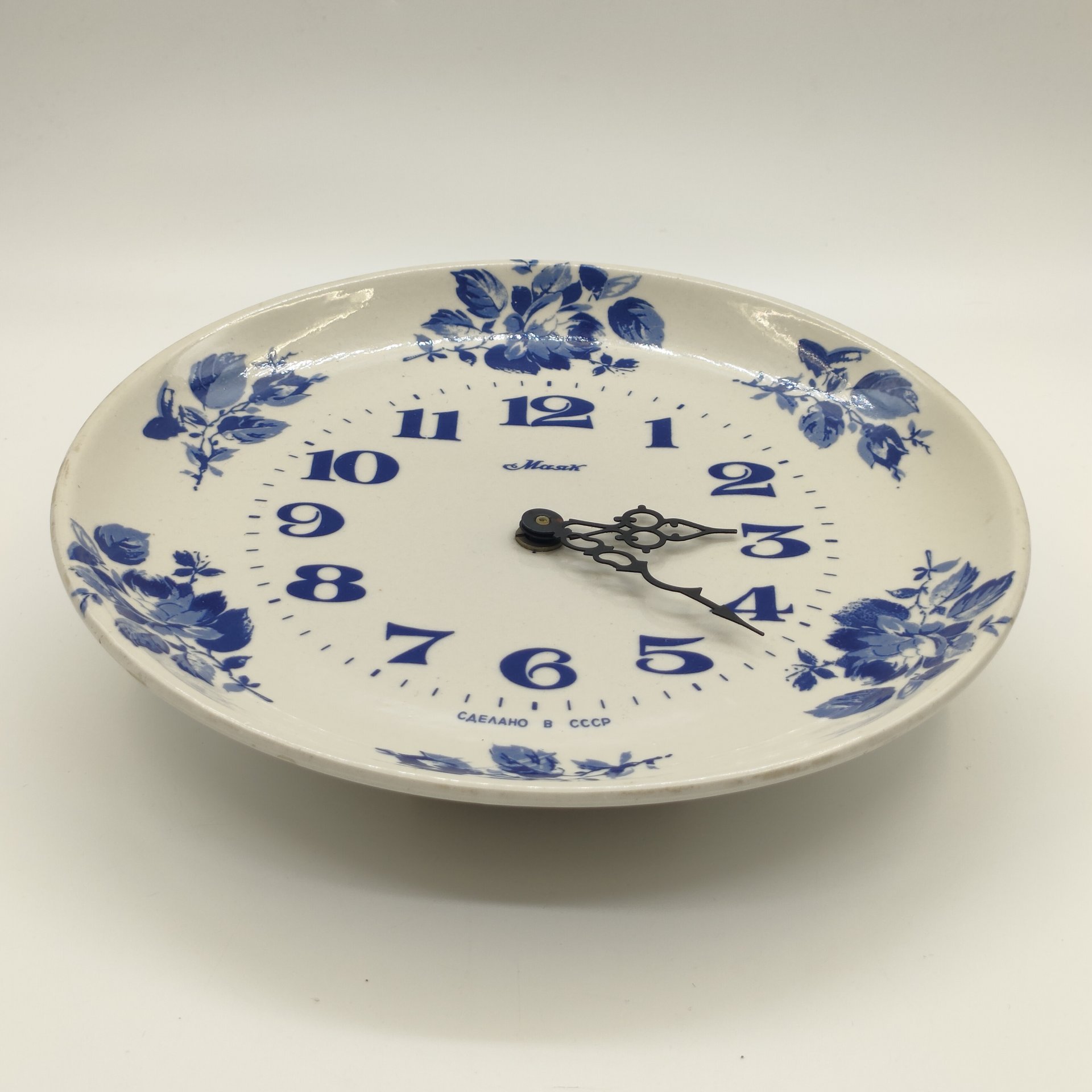 Часы настенные с изображением роз