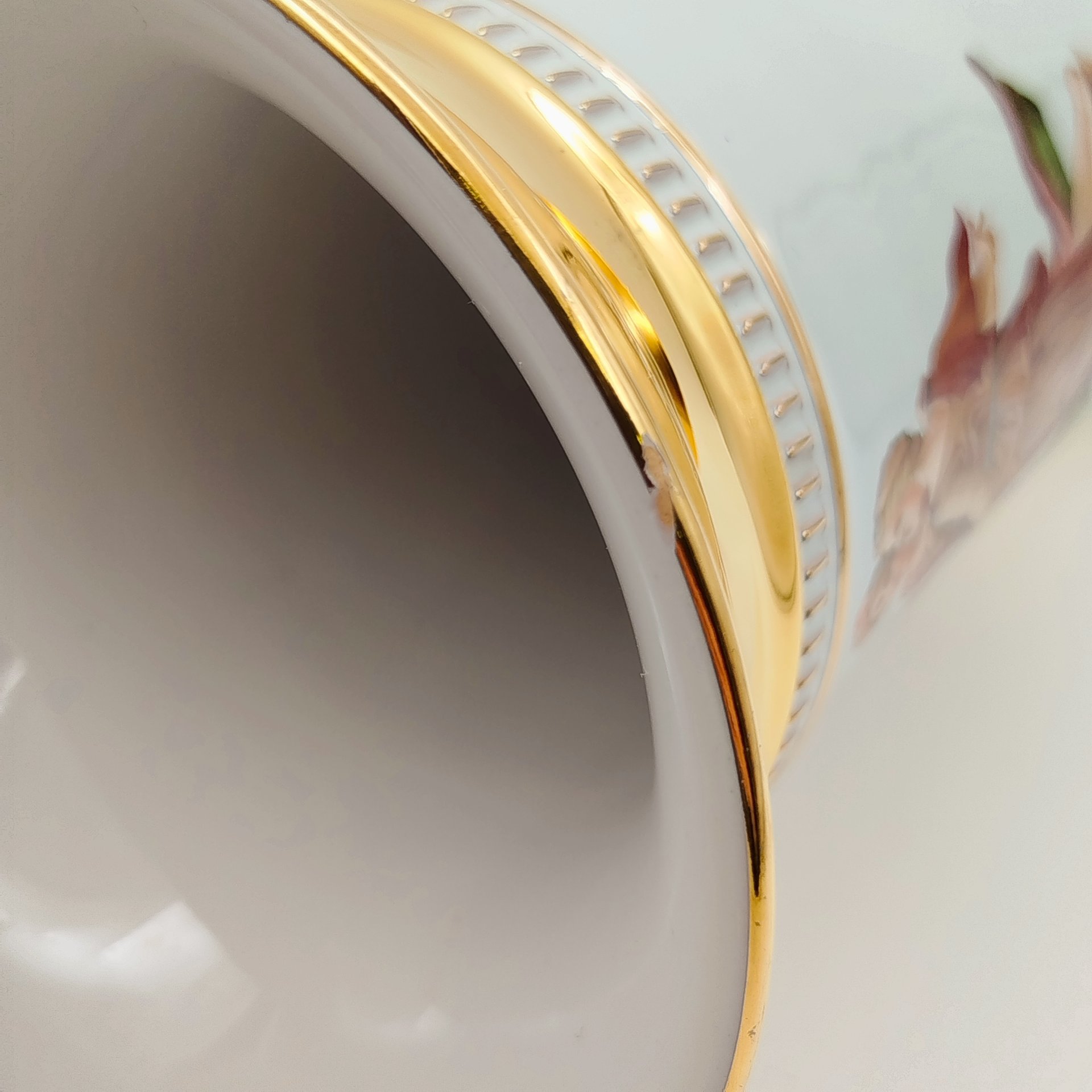 Ваза-кубокЮ, украшенная античным сюжетом, Fiorentine, фарфор, деколь, золочение, Италия, 1960-1990 гг.