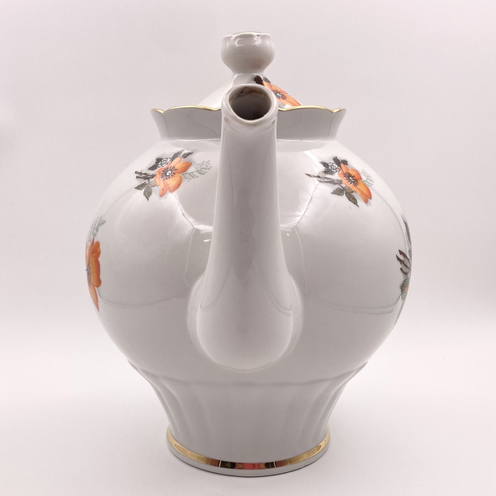 Чайник доливной, украшенный цветочным декором