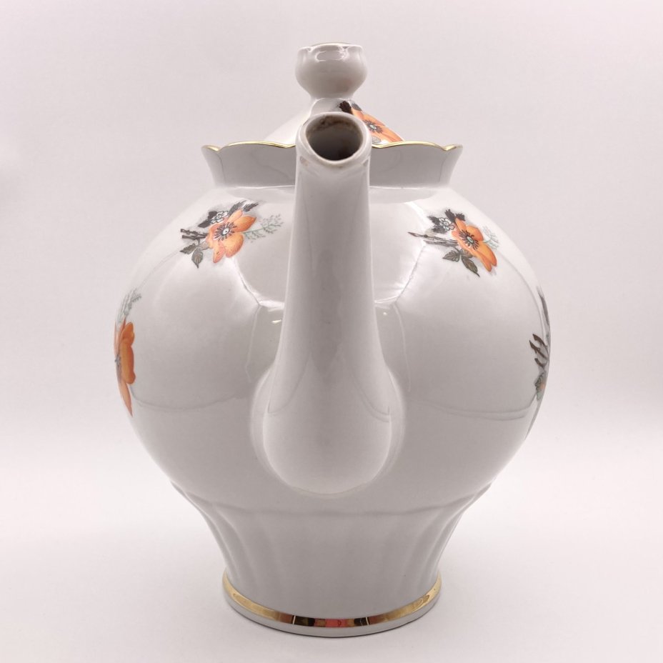 Чайник доливной, украшенный цветочным декором