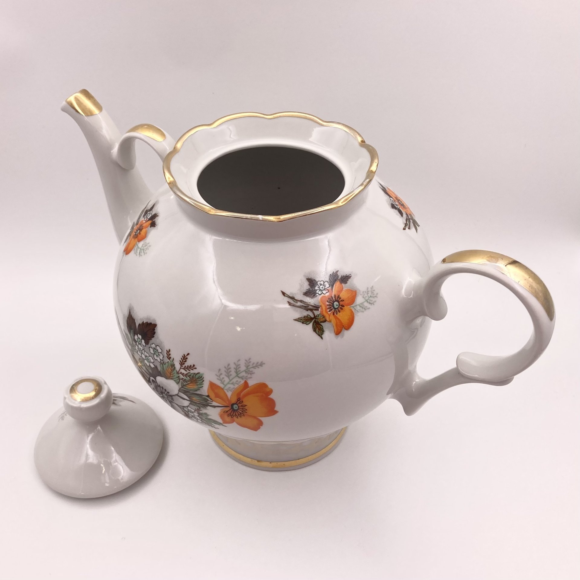 Чайник доливной, украшенный цветочным декором