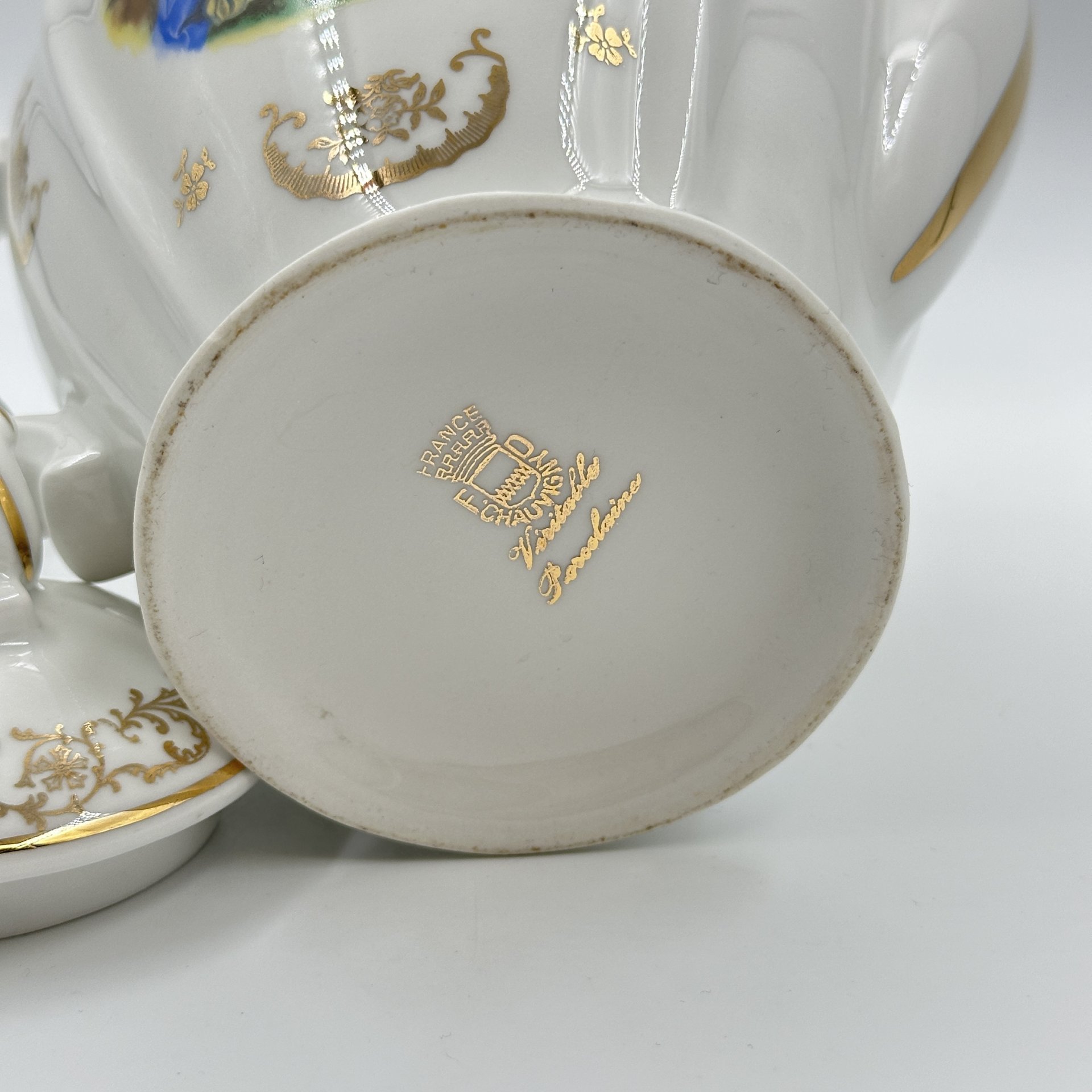 Чайник с рельефным декором и изображением галантной сцены, мануфактура F.D. Chauvigny (Deshoulières), фарфор, деколь, золочение, Limoges, Франция, 1960-1970 гг., Limoges