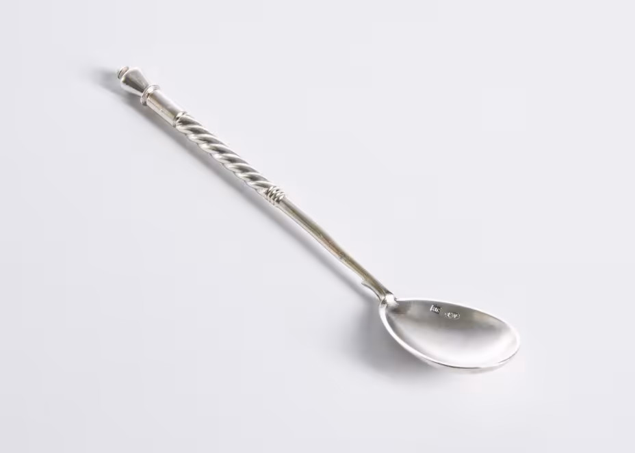 Ложка с гравировкой и витой ручкой, серебро (84 пр.), резьба, мастерская Марии Соколовой, Российская Империя, 1899-1908 гг., Мастерская Марии Соколовой