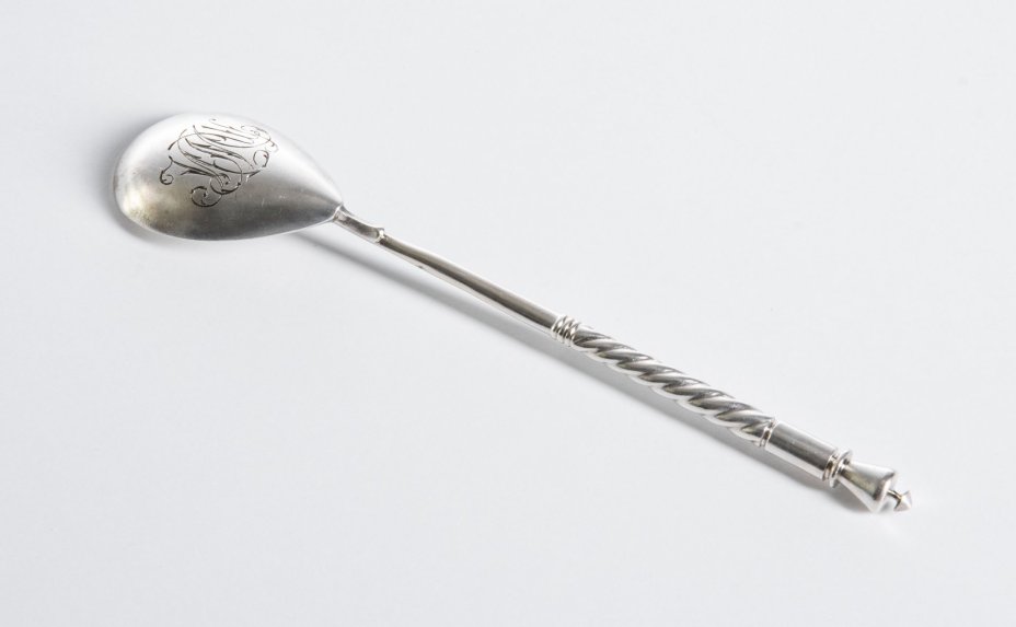 Ложка с гравировкой и витой ручкой, серебро (84 пр.), резьба, мастерская Марии Соколовой, Российская Империя, 1899-1908 гг., Мастерская Марии Соколовой