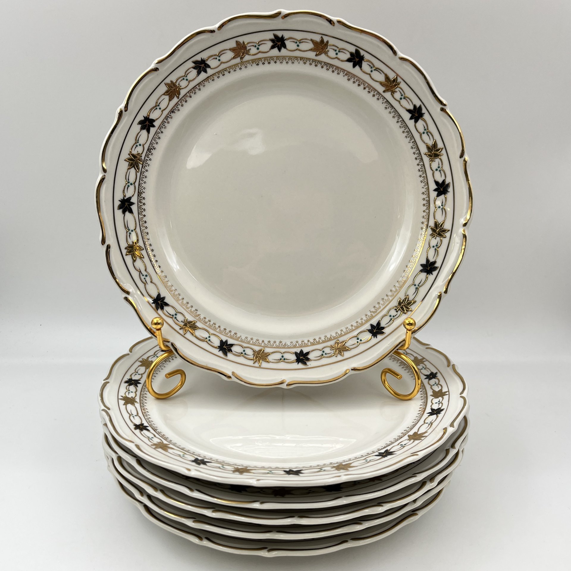 Набор обеденных тарелок на 6 персон с растительным декором на канте, фарфор, роспись, золочение, Коростенский фарфоровый завод (КФЗ), СССР, 1955-1962 гг.