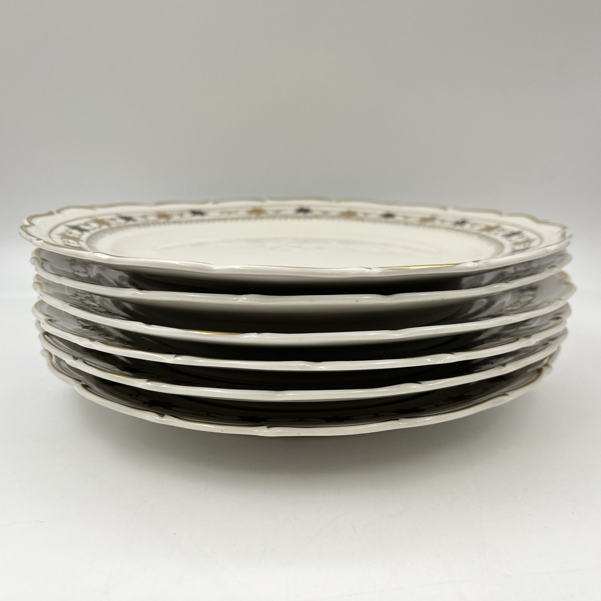 Набор обеденных тарелок на 6 персон с растительным декором на канте, фарфор, роспись, золочение, Коростенский фарфоровый завод (КФЗ), СССР, 1955-1962 гг.