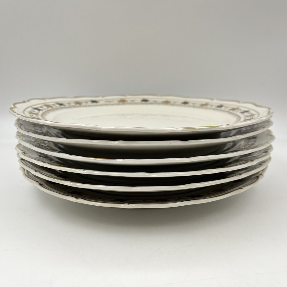 Набор обеденных тарелок на 6 персон с растительным декором на канте, фарфор, роспись, золочение, Коростенский фарфоровый завод (КФЗ), СССР, 1955-1962 гг.