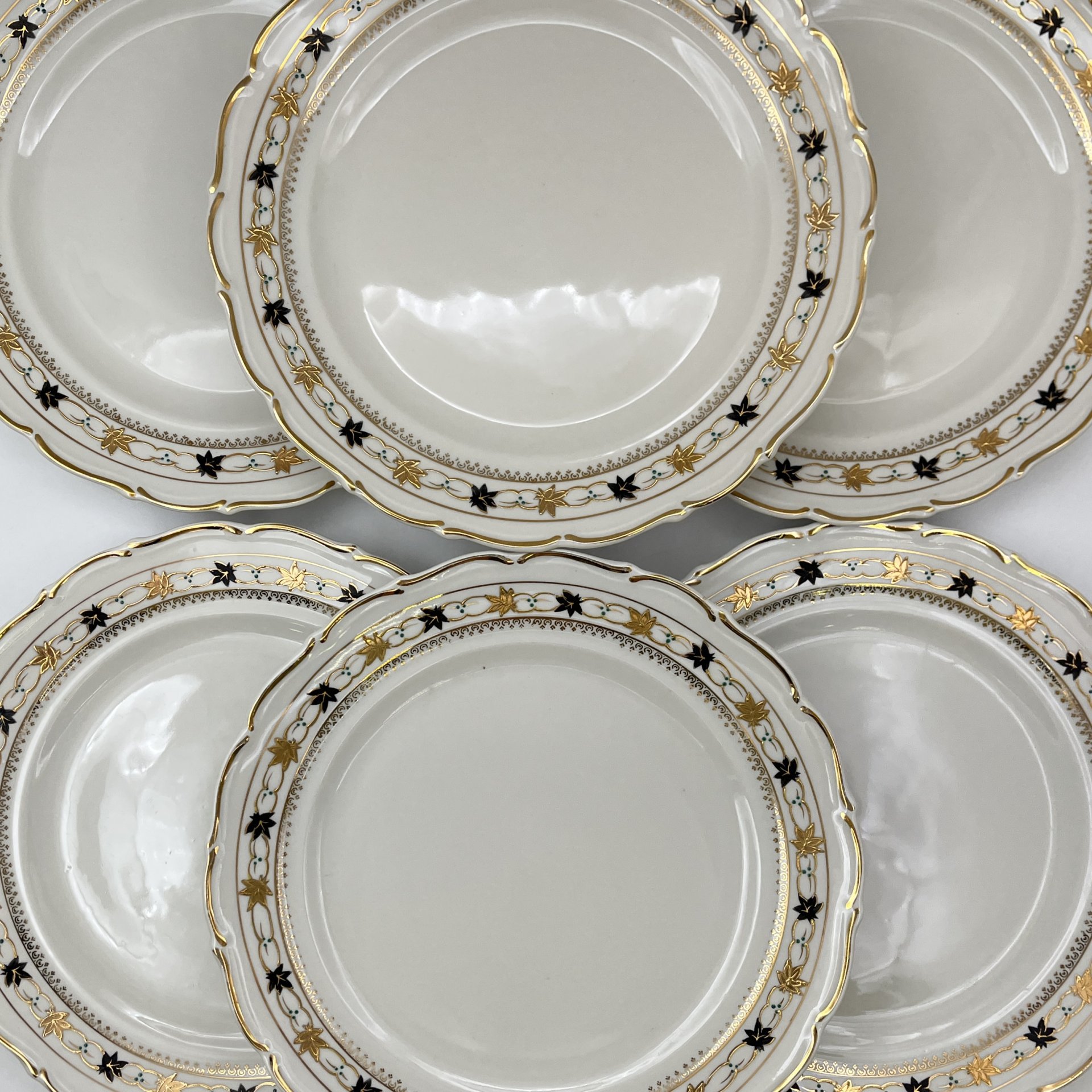 Набор обеденных тарелок на 6 персон с растительным декором на канте, фарфор, роспись, золочение, Коростенский фарфоровый завод (КФЗ), СССР, 1955-1962 гг.
