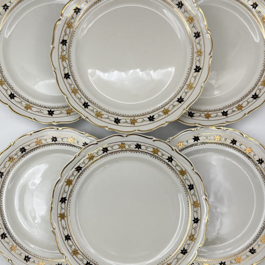 Набор обеденных тарелок на 6 персон с растительным декором на канте, фарфор, роспись, золочение, Коростенский фарфоровый завод (КФЗ), СССР, 1955-1962 гг.