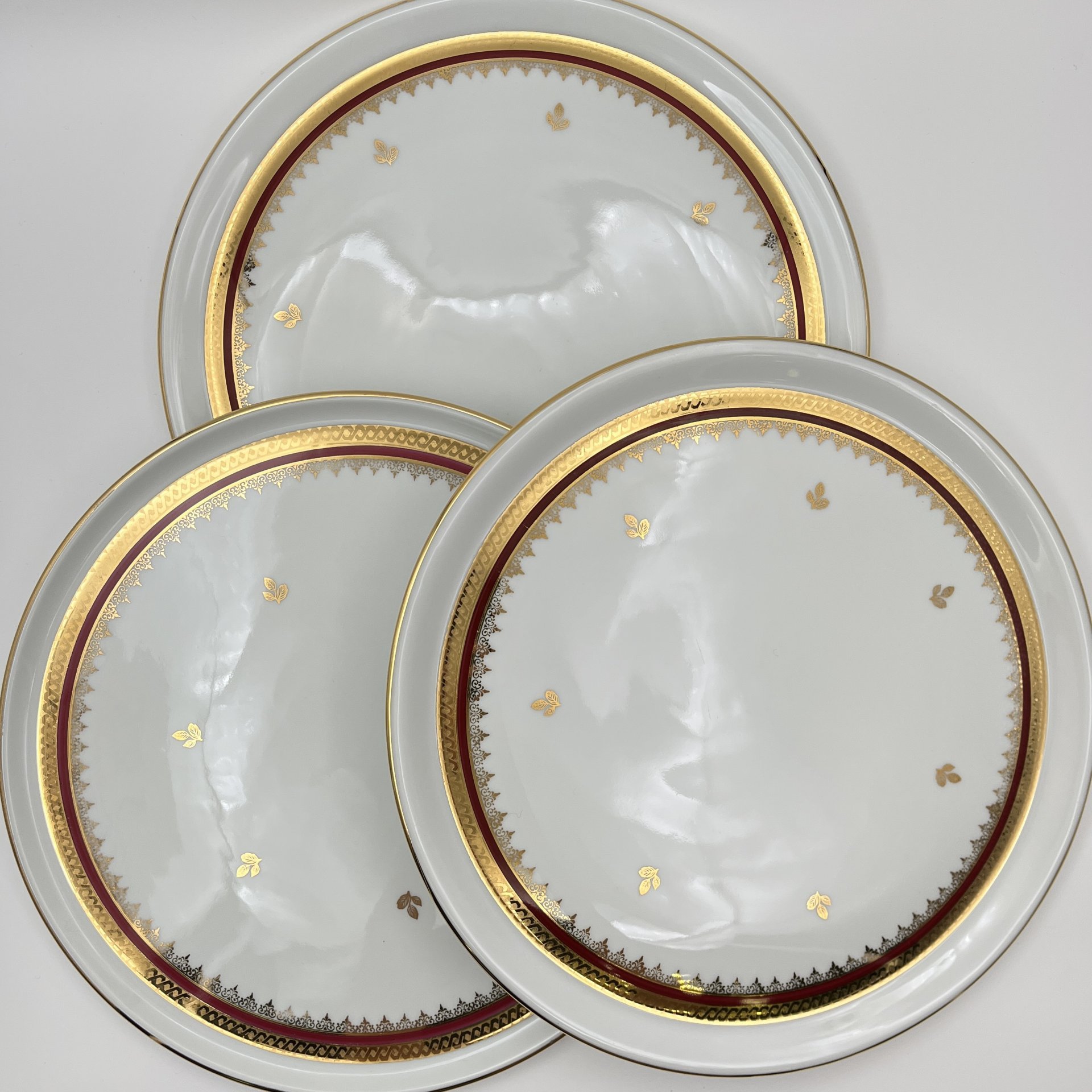 Набор из 3-х сервировочных блюд (подносов) круглой формы с орнаментальным декором, фарфор, золочение, Limoges, Франция, 1970-1990 гг.