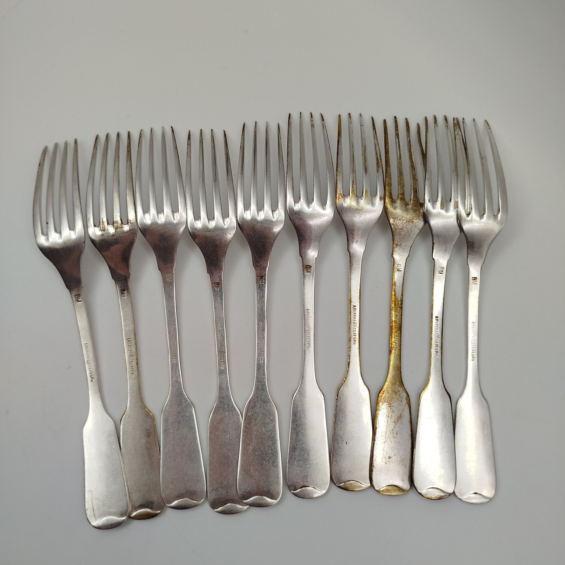 Набор из десяти десертных вилок с клеймом "Альпака/Серебро"