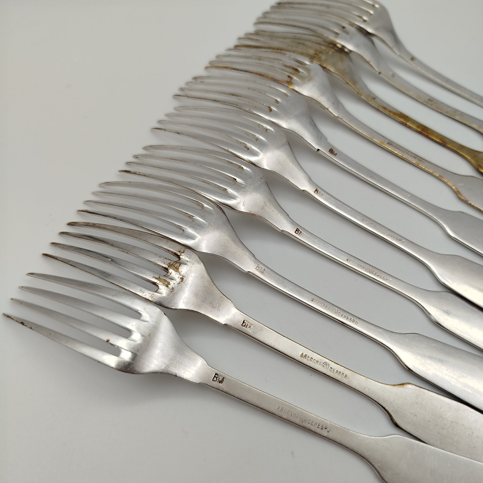 Набор из десяти десертных вилок с клеймом "Альпака/Серебро"