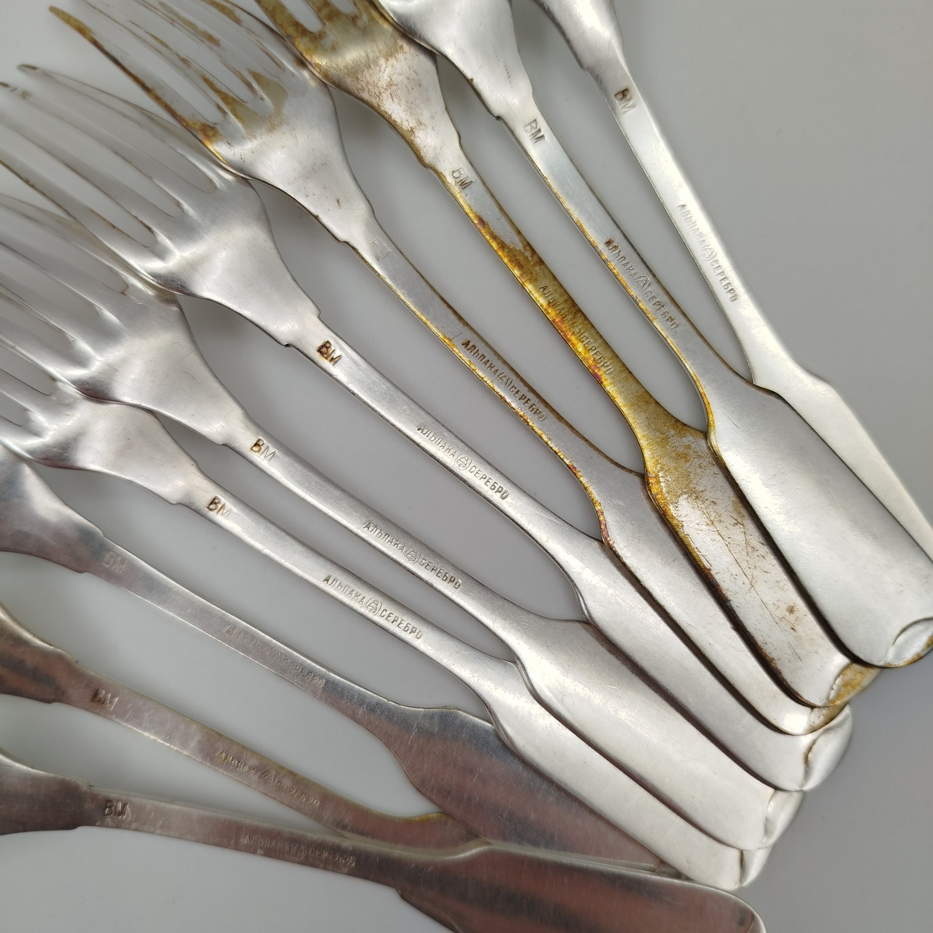 Набор из десяти десертных вилок с клеймом "Альпака/Серебро"