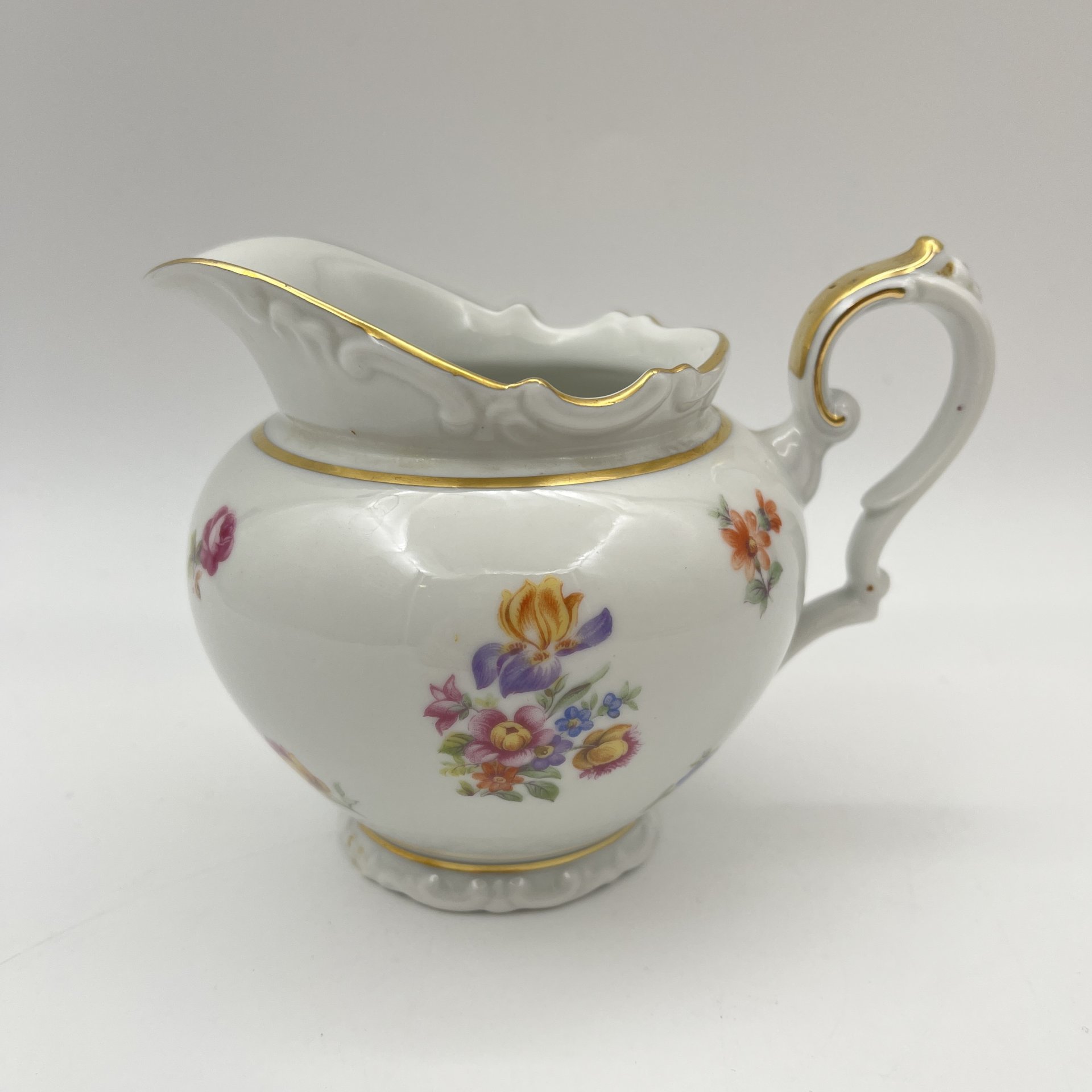 Молочник/сливочник с цветочным и рельефным декором