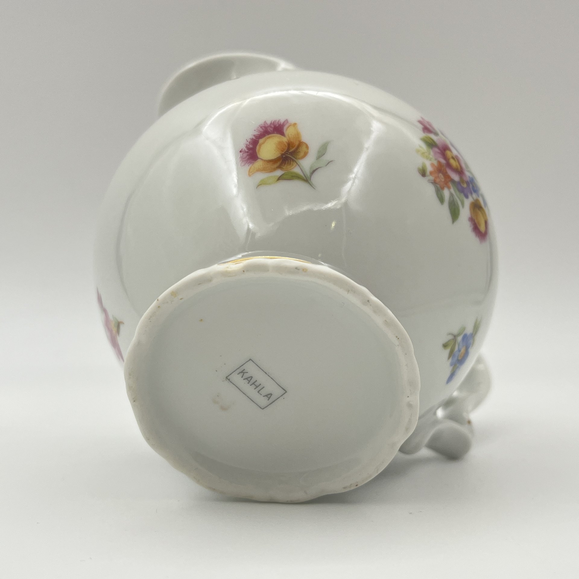 Молочник/сливочник с цветочным и рельефным декором