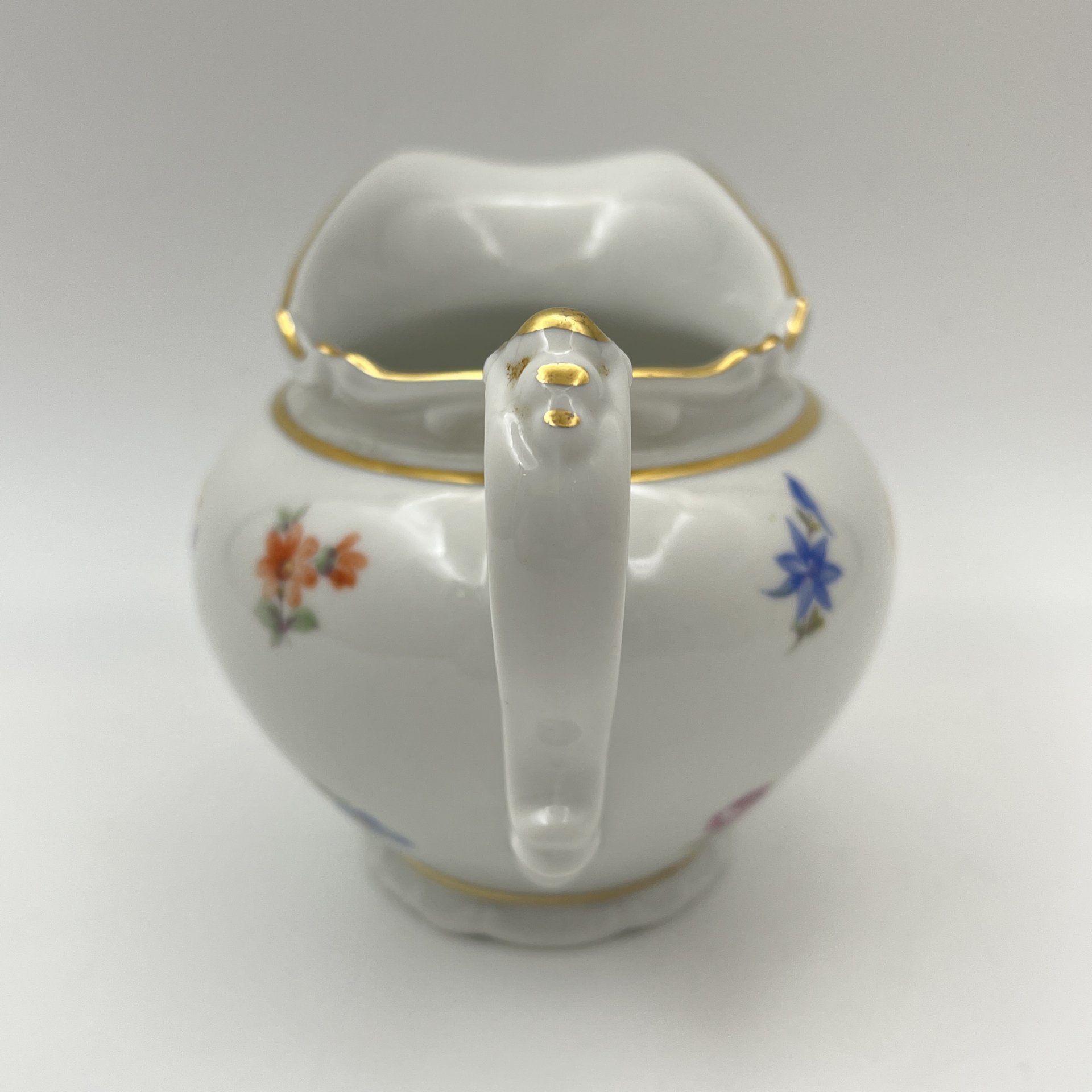 Молочник/сливочник с цветочным и рельефным декором