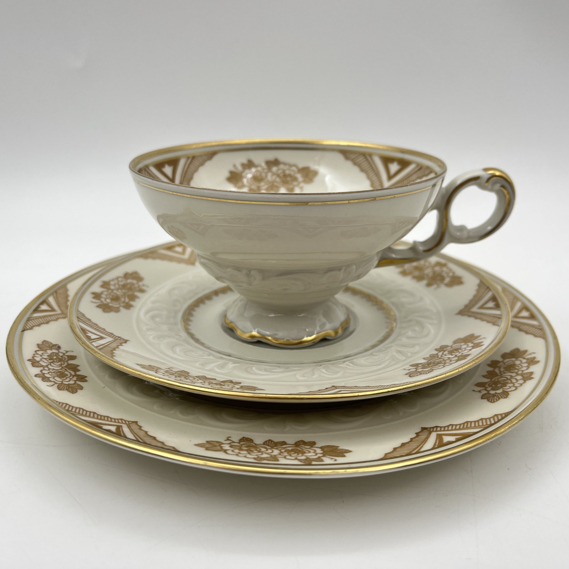 Трио чайное оттенка слоновой кости с золотистым цветочным декором, фарфор, золочение, Reichenbach (Райхенбах), ГДР, 1969-1981 гг.