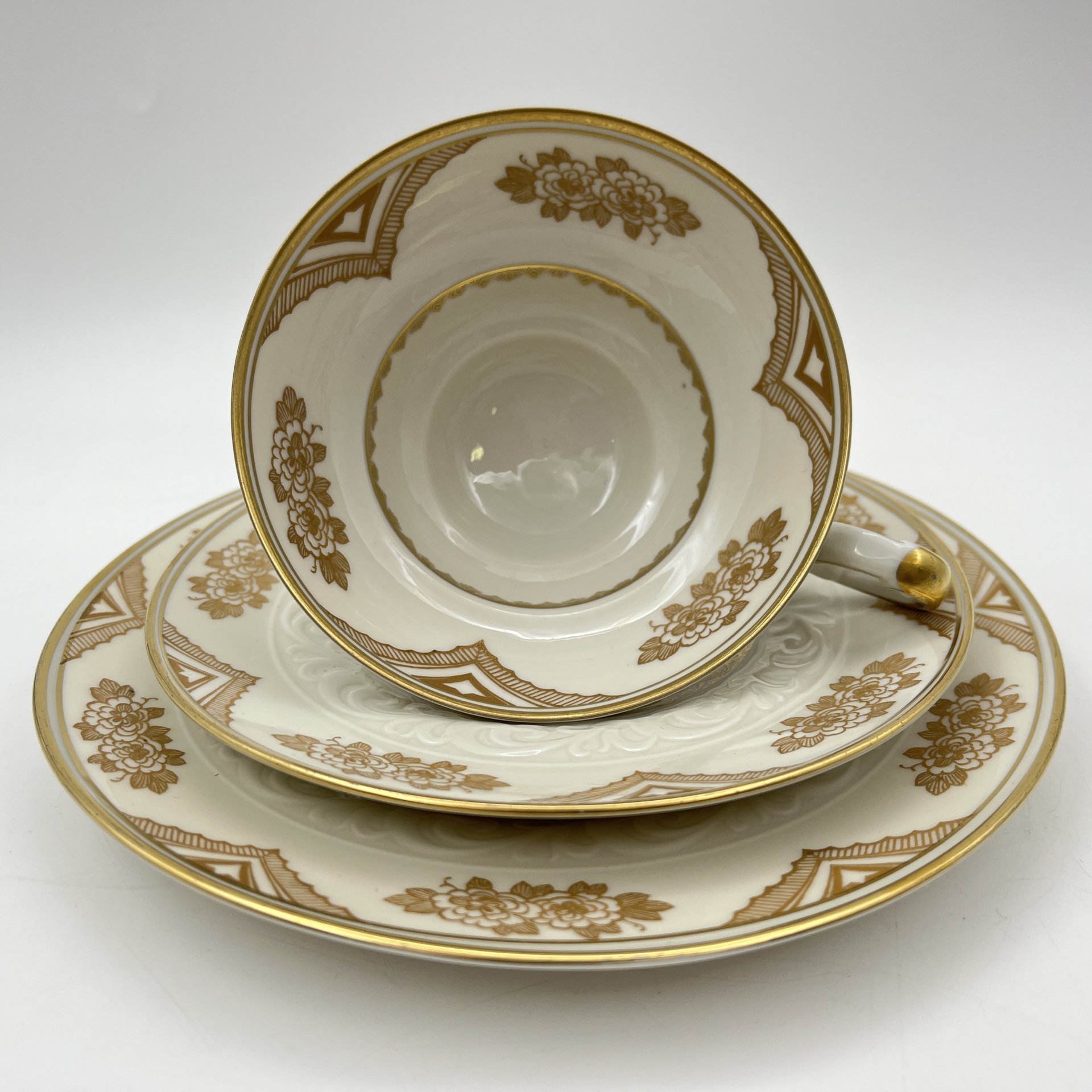 Трио чайное оттенка слоновой кости с золотистым цветочным декором, фарфор, золочение, Reichenbach (Райхенбах), ГДР, 1969-1981 гг.