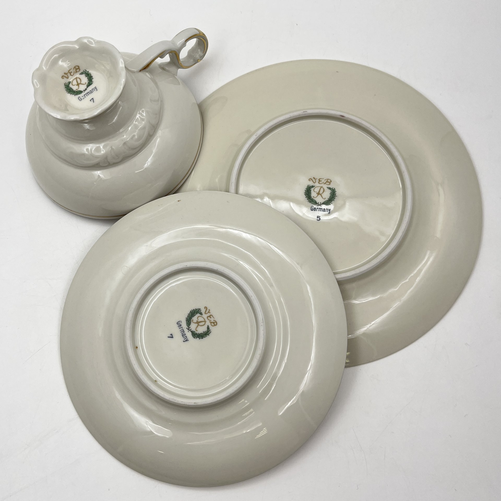 Трио чайное оттенка слоновой кости с золотистым цветочным декором, фарфор, золочение, Reichenbach (Райхенбах), ГДР, 1969-1981 гг.