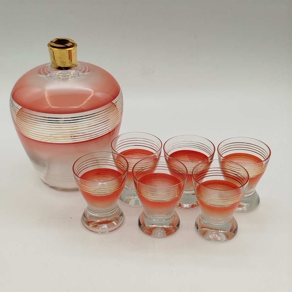 Набор из штофа и 6-ти стопок, украшенных линейным декором