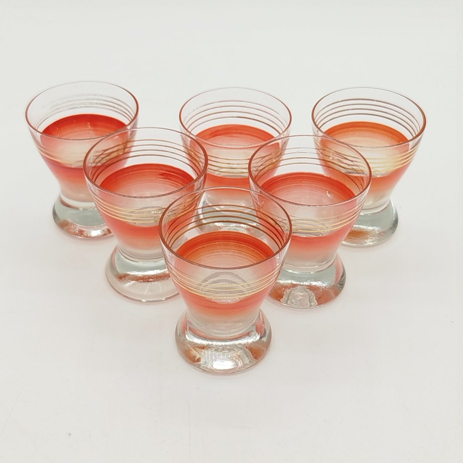 Набор из штофа и 6-ти стопок, украшенных линейным декором