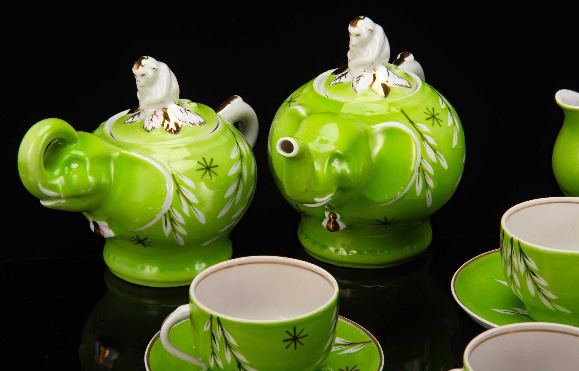 Чайный детский сервиз "Зоопарк" (Слоны и обезьяны), на 4 персоны, автор модели Т.И. Воскресенская, фарфор, крытье, роспись, золочение, Дулевский фарфоровый завод (Дулёво), СССР, 1957 г.