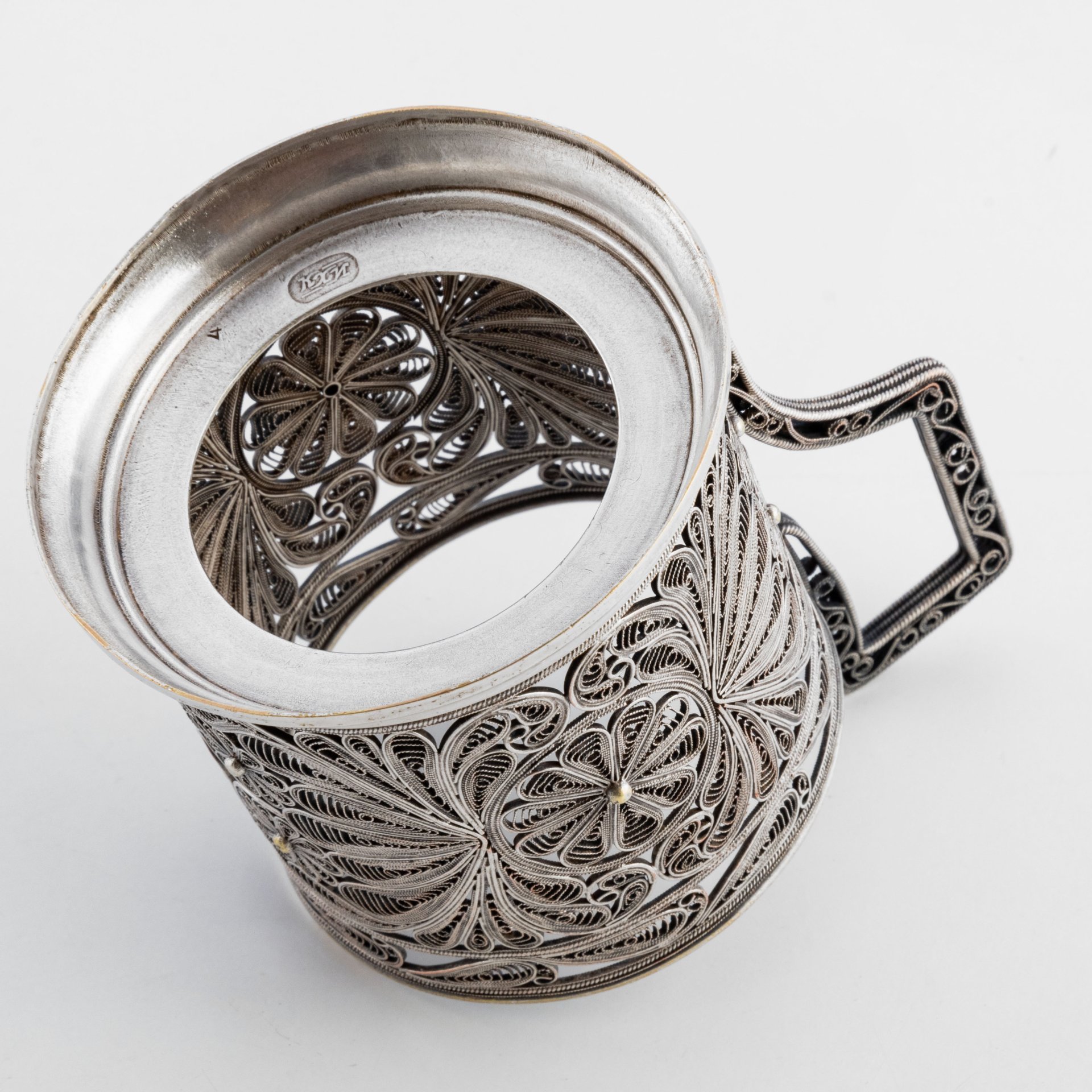 Подстаканник, выполненный в технике ажурной скани, металл, Казаковский комбинат художественных изделий (КХИ), СССР, 1950-1970 гг., Казаковский завод художественных изделий (КХИ)