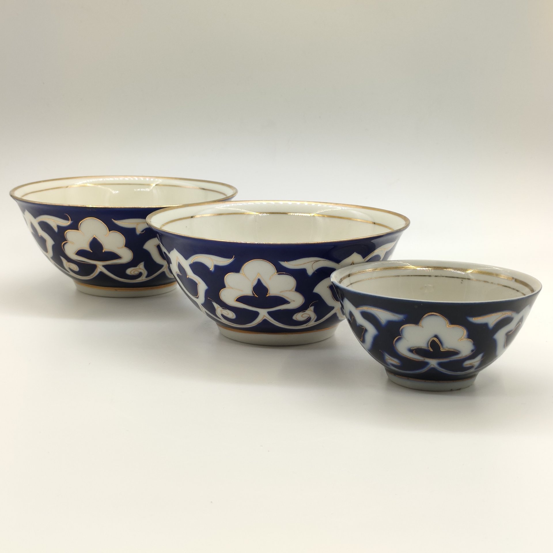 Набор из 3-х пиал разных размеров "Пахта", фарфор, крытье кобальтом, золочение, Азия, 1980-2000 гг.