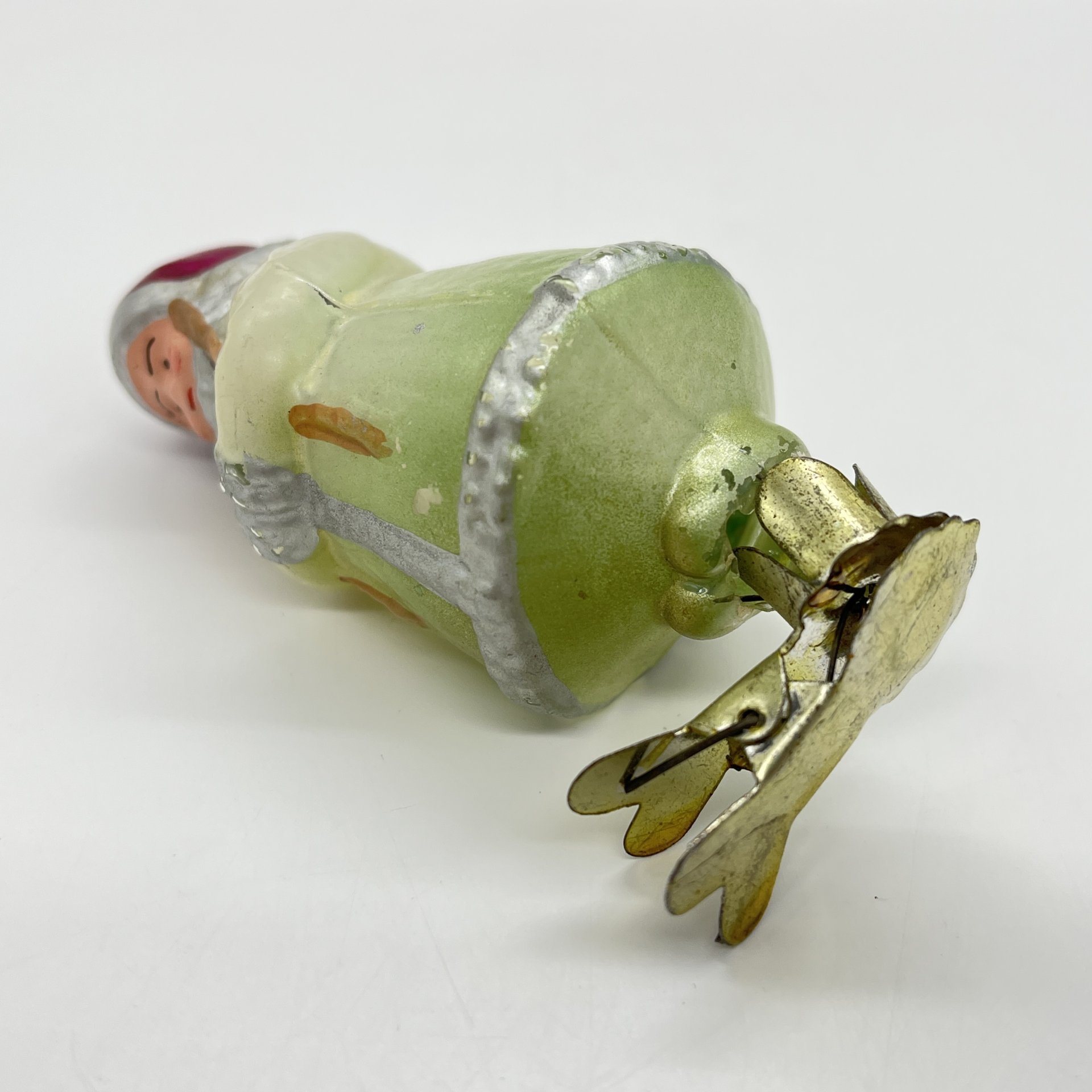 Игрушка ёлочная на прищепке "Марфушечка" из сказки "Морозко", стекло, краска, металл, Завод стеклянных ёлочных украшений и оптических изделий, г. Москва, СССР, 1950-1960 гг.